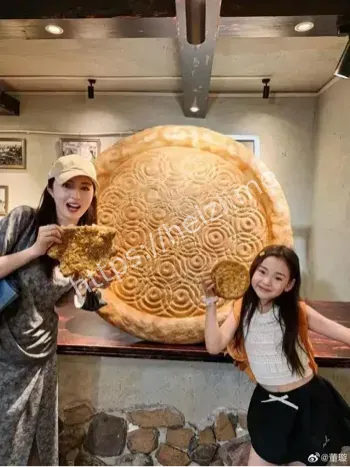 董璇晒佟丽娅小酒窝合照